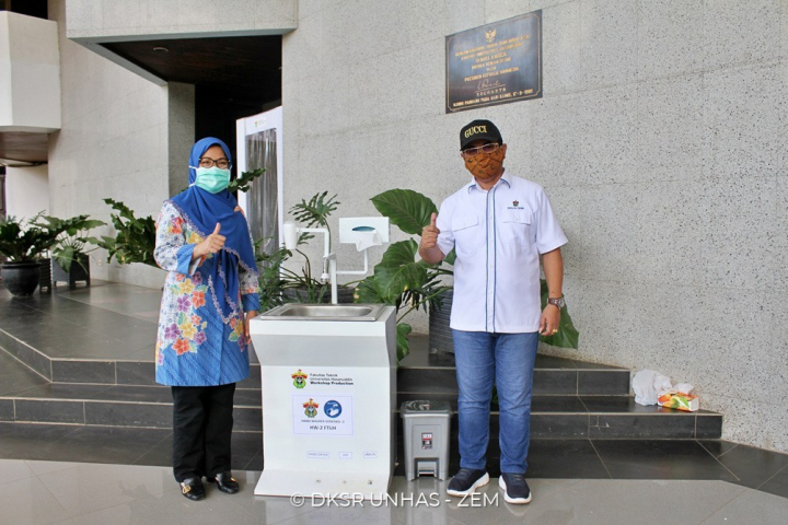 FT Unhas Serahkan Mesin Pencuci Tangan Versi Dua Berbasis Smart Technology